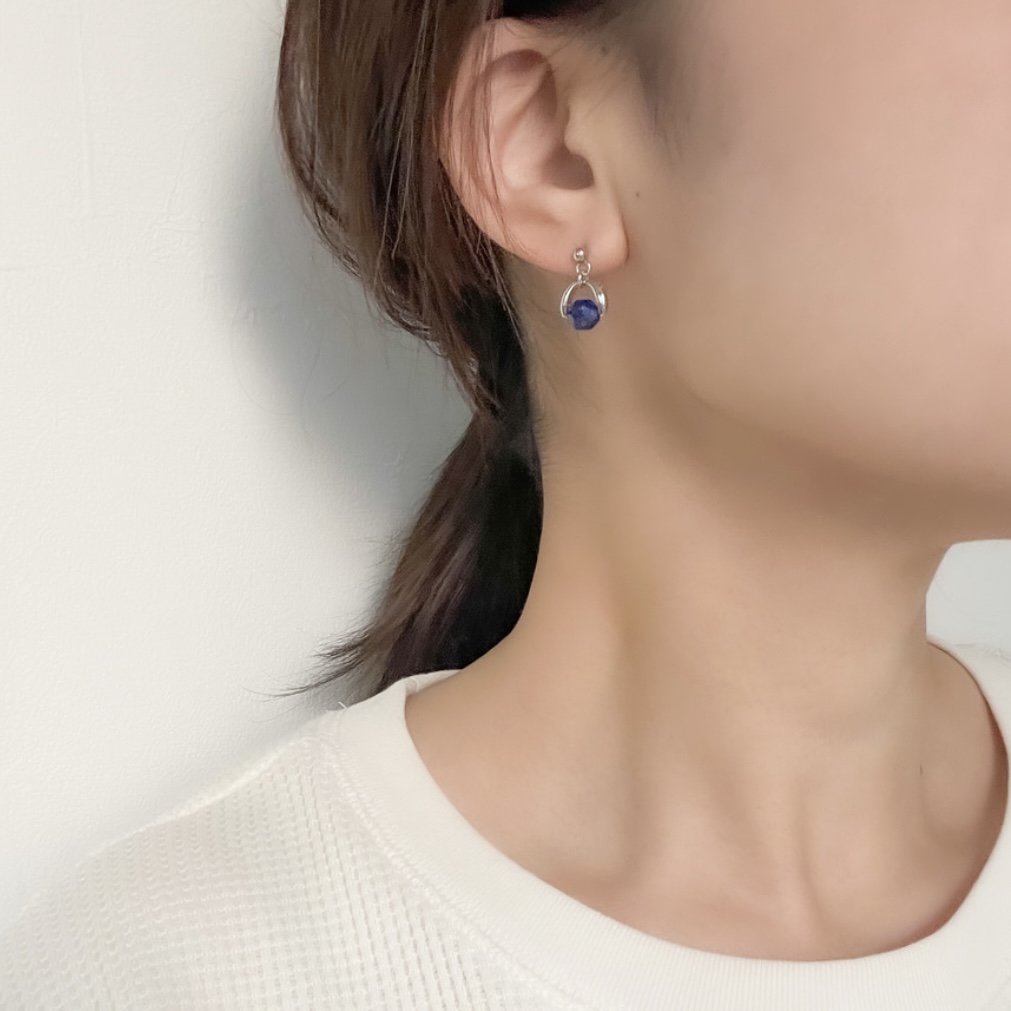 瑠璃色ラピスラズリの小さなピアス/痛みの無いクリップ式イヤリング〈ゴールド・シルバー〉